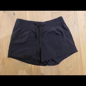 Lululemon Women’s shorts - size 6 - black